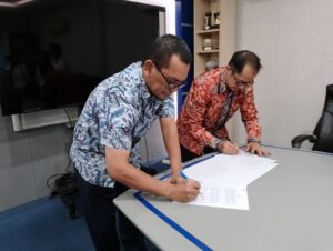 Universitas Pertiba dan Politeknik Manufaktur Negeri Bangka Belitung Tandatangani MOU dan PKS untuk wujudkan Tridarma Perguruan Tinggi Sungailiat, 17 Juli 2024. Dalam upaya memperkuat implementasi Tridarma Perguruan Tinggi, Universitas Pertiba (Uniper) dan Politeknik Manufaktur Negeri Bangka Belitung (Polman Negeri Babel) resmi menandatangani Nota Kesepahaman (MoU) dan Perjanjian Kerja Sama (PKS). Acara penandatanganan ini berlangsung di ruang rapat Polman Negeri Babel dengan dihadiri oleh para pemimpin kedua institusi serta jajaran mereka. Rektor Universitas Pertiba, Dr. Suhardi, S.E., M.Sc., Ak.CA Bersama Direktur Polman Negeri Babel, I Made Andika Setiawan, M.Eng., Ph.D., menandatangani MoU . Kedua pemimpin ini didampingi oleh para pejabat dari masing-masing institusi, menandai komitmen kuat untuk bekerja sama dalam bidang pendidikan, penelitian, dan pengabdian kepada masyarakat. Dalam sambutannya, I Made Andika Setiawan menyampaikan, "Kerja sama ini merupakan langkah strategis bagi Polman Negeri Babel untuk memperluas jaringan akademik dan industri, serta meningkatkan kualitas pendidikan yang kami tawarkan. Kami percaya bahwa kolaborasi dengan Universitas Pertiba akan memberikan dampak positif bagi kedua belah pihak dan masyarakat luas." Dr. Suhardi, Rektor Universitas Pertiba, menambahkan, "Kami sangat antusias dengan kesempatan ini. Penandatanganan MoU dan PKS ini merupakan wujud nyata dari komitmen kami untuk terus mengembangkan Tridarma Perguruan Tinggi. Kami berharap, melalui kerja sama ini, akan tercipta sinergi yang kuat dalam melahirkan inovasi-inovasi baru yang bermanfaat.". Menghasilkan berbagai program bersama, seperti penelitian kolaboratif, pengembangan kurikulum yang relevan dengan kebutuhan industri, serta program pengabdian masyarakat yang dapat meningkatkan kesejahteraan masyarakat Bangka Belitung dan sekitarnya. Dengan penandatanganan MoU dan PKS ini, Universitas Pertiba dan Polman Negeri Babel siap melangkah maju bersama, menciptakan peluang baru, dan membawa manfaat nyata bagi dunia pendidikan tinggi di Indonesia.(penulis_triyono)